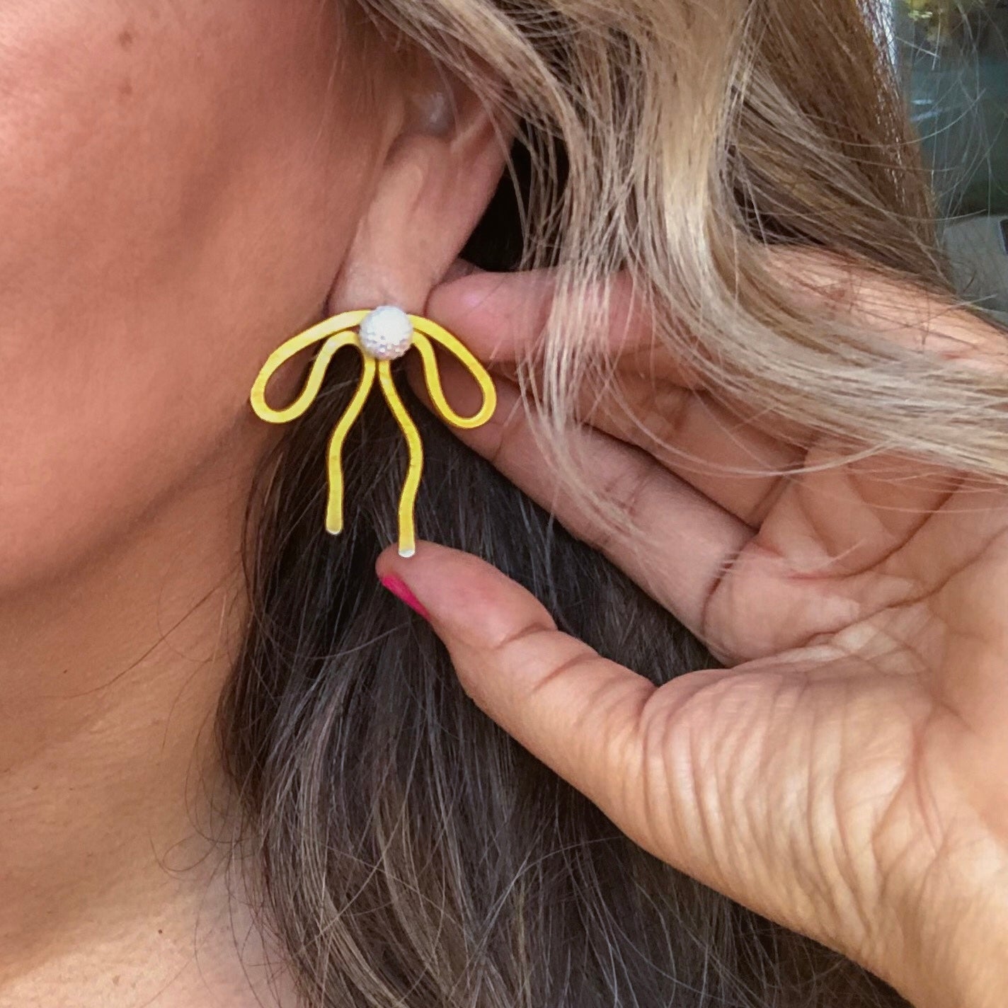 Earring jacket worn in front of the lobes 